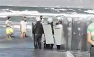 La polic&iacute;a marroqu&iacute; persigue a los manifestantes hasta dentro del mar