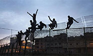 El gran salto masivo a la valla fronteriza de Ceuta