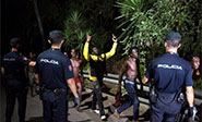 Cientos de inmigrantes cruzan a pie la frontera de Ceuta