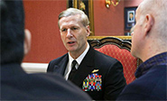 Cesan al comandante de la 7.&ordf; flota de la Armada de EEUU Joseph Aucoin