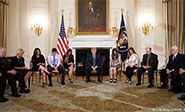 Trump propone un plan para evitar tiroteos en las escuelas