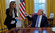 Dimite la directora de Comunicaciones de Trump