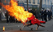Choques entre Polic&iacute;a y manifestantes en Par&iacute;s