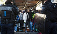La polic&iacute;a desmantela un campamento de inmigrantes en el norte de Par&iacute;s