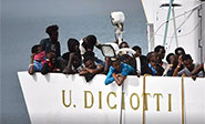 Los migrantes a bordo del barco Diciotti esperan una soluci&oacute;n &ldquo;europea&rdquo;