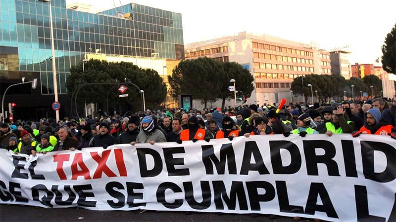 Los taxistas en huelga bloquean el acceso a la feria internacional de turismo en Madrid