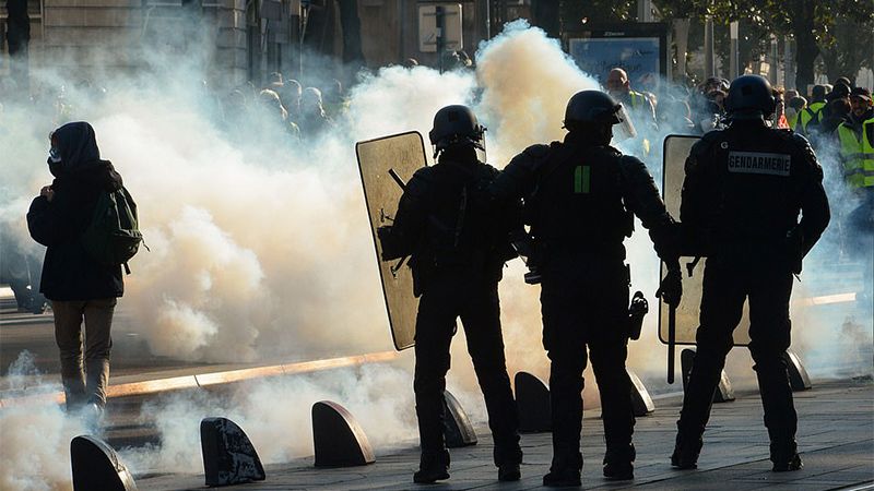 Polic&iacute;a francesa usa gas lacrim&oacute;geno en una manifestaci&oacute;n en Par&iacute;s