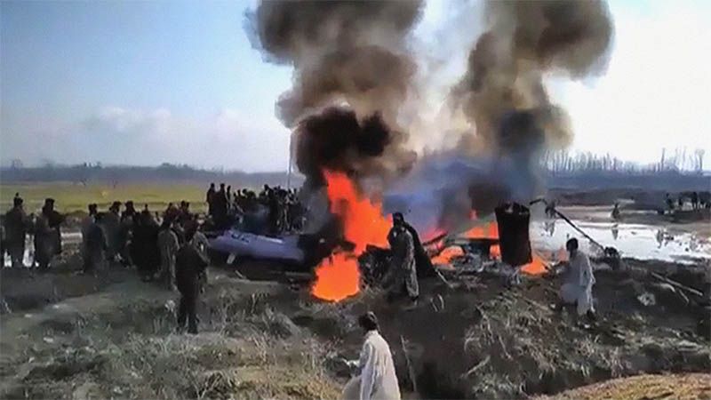 Pakist&aacute;n derriba dos cazas de La India y captura a dos pilotos