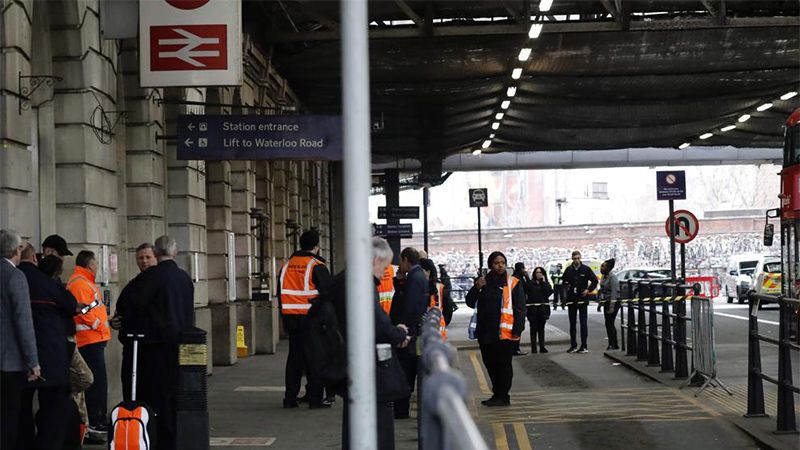 Hallan tres artefactos explosivos en aeropuertos de Londres y en la estaci&oacute;n de Waterloo
