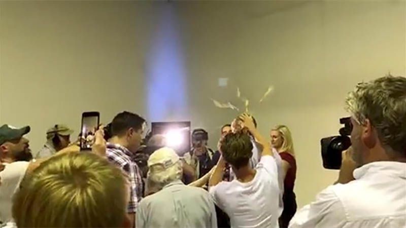 El senador islam&oacute;fobo australiano, Fraser Anning, recibe un huevazo en la cabeza