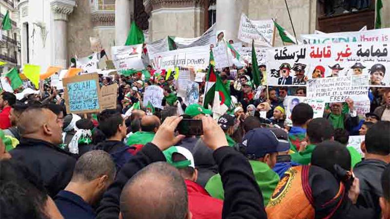 Los argelinos siguen en la calle para exigir la marcha de todo el r&eacute;gimen