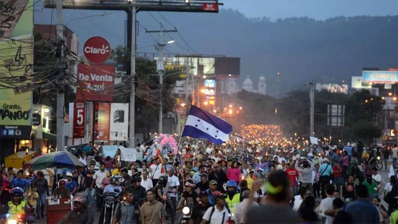 Miles de hondure&ntilde;os marchan con antorchas y piden la renuncia de Hern&aacute;ndez
