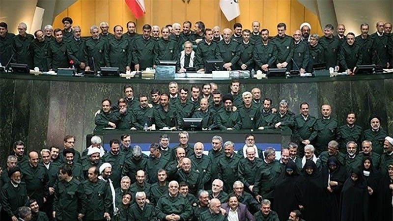 Los diputados iran&iacute;es visten uniformes del Cuerpo de Guardianes de la Revoluci&oacute;n