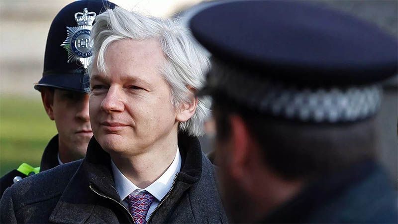 La Polic&iacute;a brit&aacute;nica arresta a Julian Assange en la Embajada de Ecuador en Londres