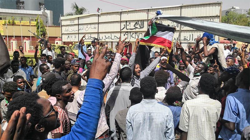 Omar al Bashir dimite como presidente de Sud&aacute;n tras 30 a&ntilde;os en el poder