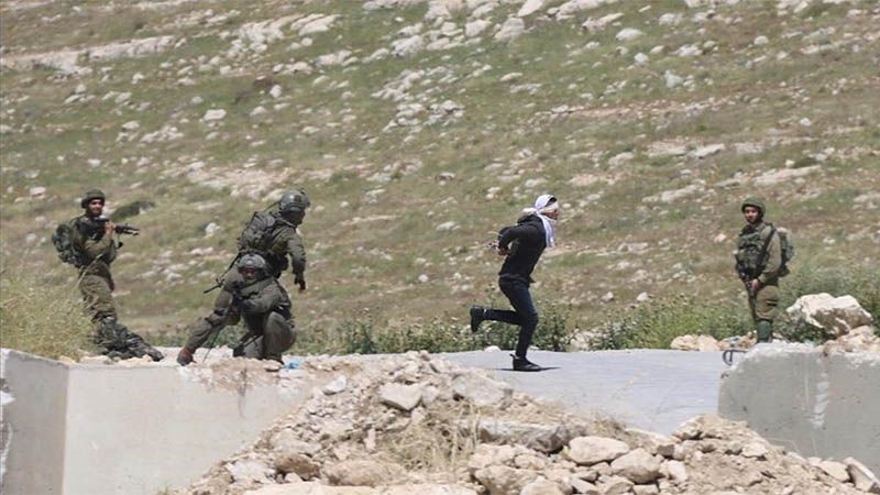 Soldados israel&iacute;s disparan a un menor palestino maniatado y con los ojos vendados