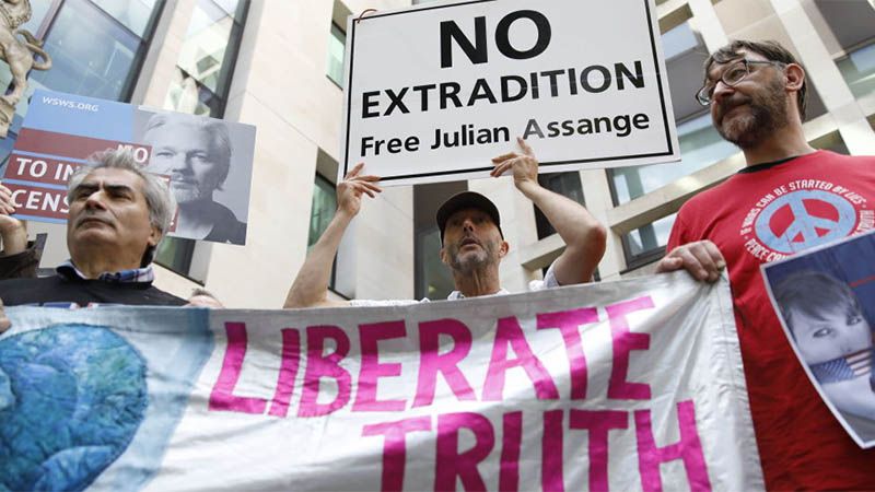 Defensa de Assange pide tiempo para examinar la demanda de extradici&oacute;n y manifestantes reclaman su libertad