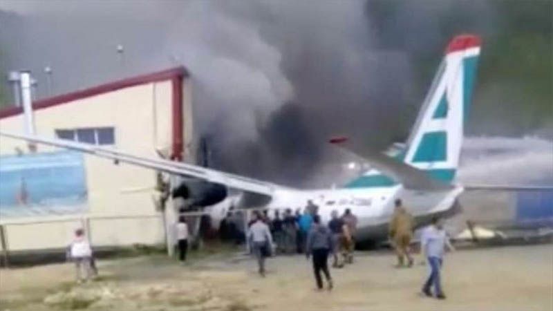 Mueren pilotos de avi&oacute;n ruso tras chocar contra un edificio
