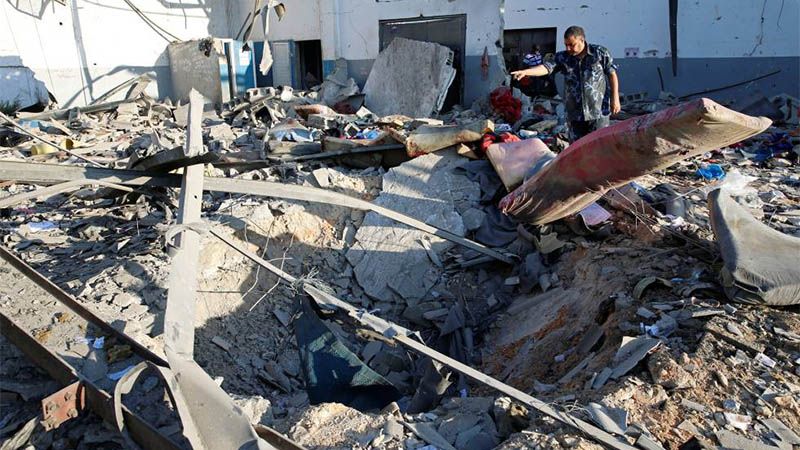 Al menos 40 muertos tras un bombardeo en un centro de migrantes en la capital libia