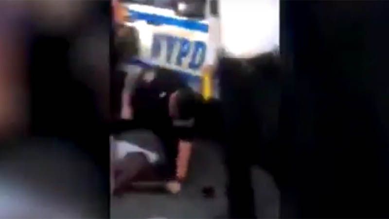 Polic&iacute;a de Nueva York da una brutal paliza a un afroamericano por saltar se&ntilde;al de parada