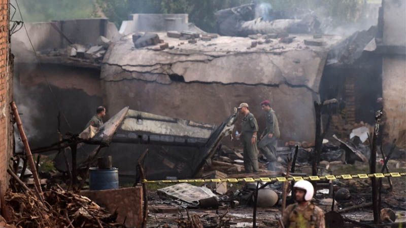 Mueren 18 personas al caer un avi&oacute;n militar en un &aacute;rea residencial de Pakist&aacute;n