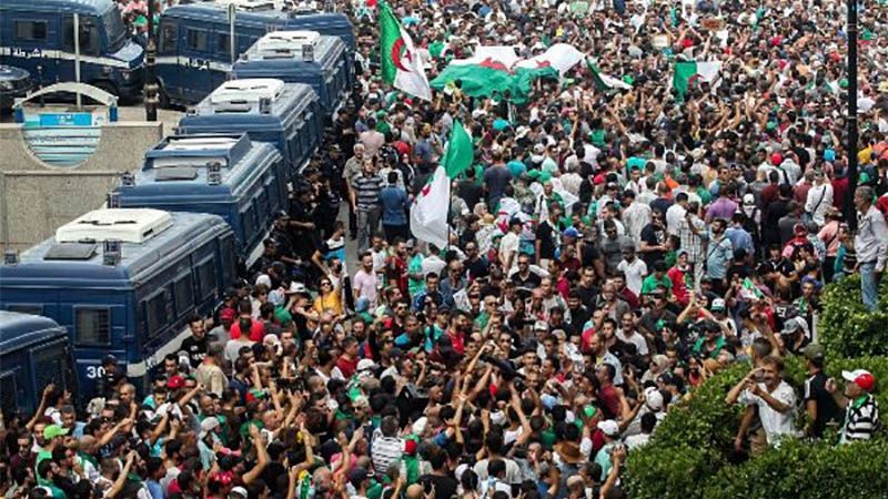 El movimiento popular argelino redobla su desaf&iacute;o contra el r&eacute;gimen