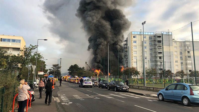 Espectacular incendio devora un edificio en Francia