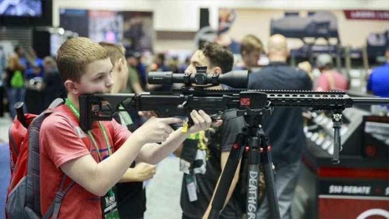En Estados Unidos recaudan dinero mediante subastas de armas en escuelas