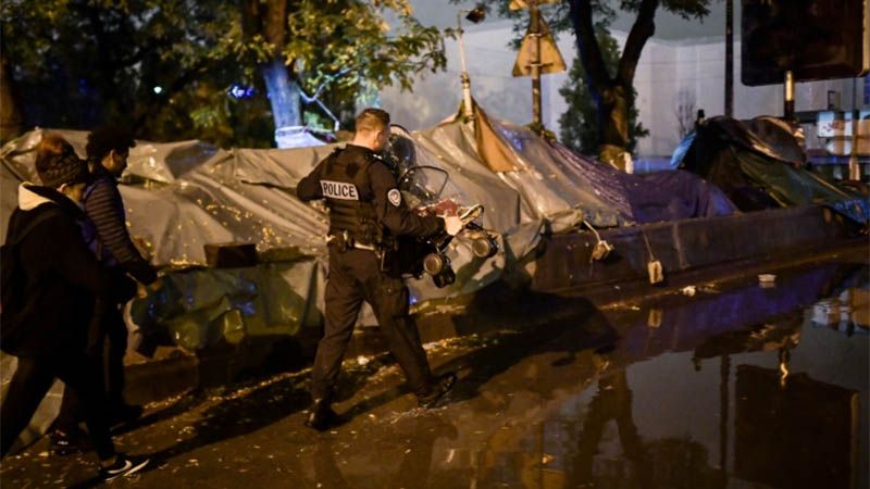 La polic&iacute;a francesa desmantela dos enormes campamentos de migrantes en Par&iacute;s