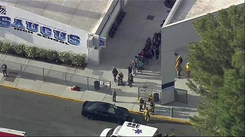 M&aacute;s de cinco heridos por un tiroteo en un instituto de California
