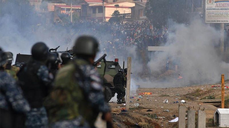 Violenta represi&oacute;n contra los manifestantes en Cochabamba: Ocho muertos y 100 heridos