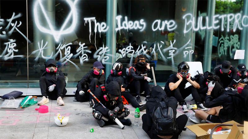 Decenas de manifestantes siguen atrincherados en un campus de Hong Kong