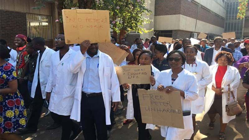 Zimbabue: M&eacute;dicos cesados consideran insuficiente la oferta del Gobierno para volver al trabajo