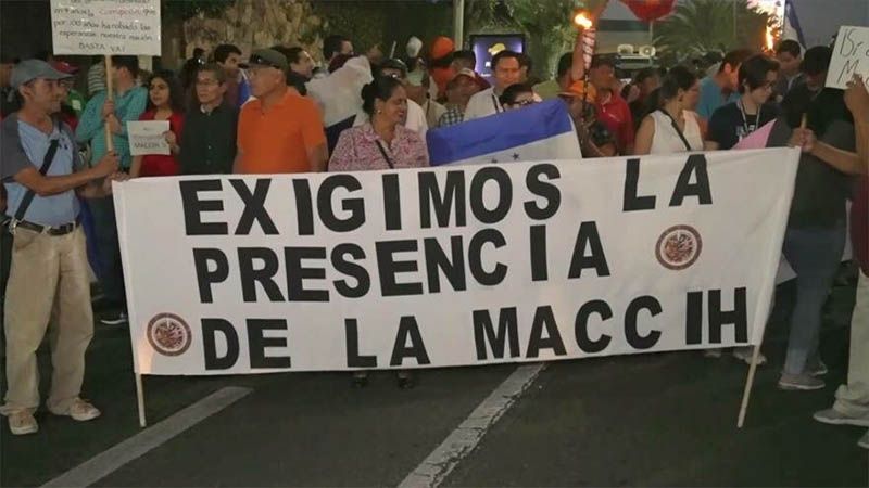 Hondure&ntilde;os vuelven a salir a las calles contra la corrupci&oacute;n