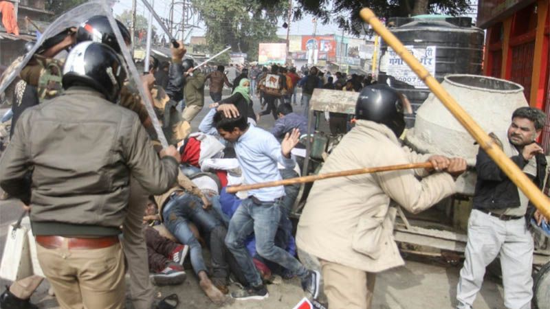 Nuevos enfrentamientos entre manifestantes y polic&iacute;a en India