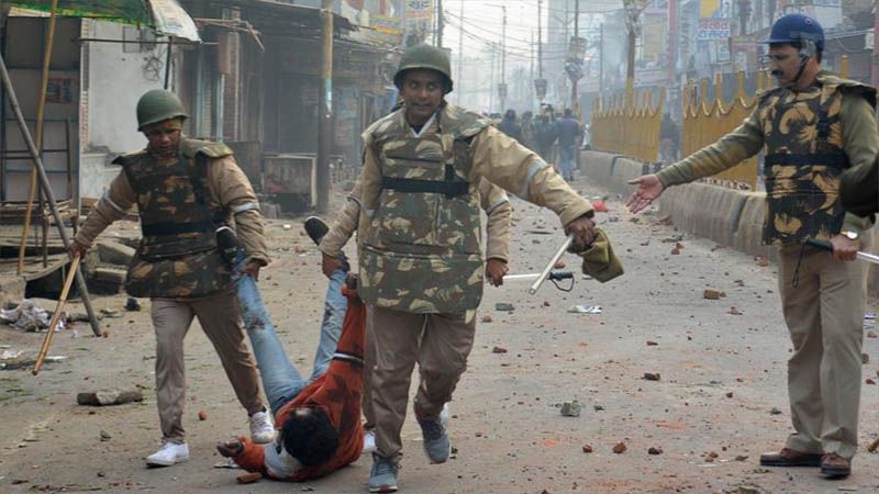 Represi&oacute;n policial en La India deja 20 muertos, incluido un menor