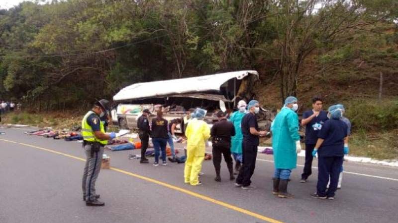 Mueren 20 personas al colisionar un autob&uacute;s contra un cami&oacute;n en Guatemala