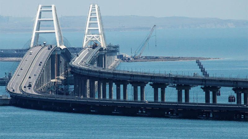 Putin viaja en tren por el puente de Crimea