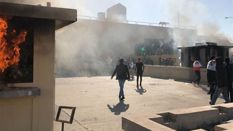 Manifestantes iraqu&iacute;es atacan la embajada de Estados Unidos en Bagdad