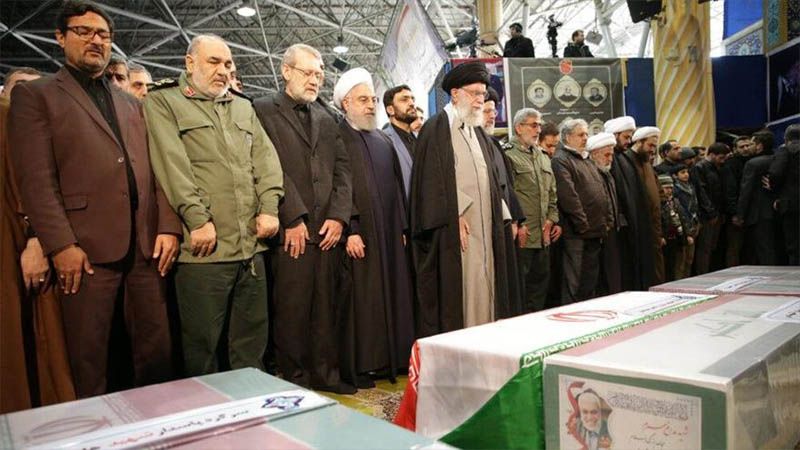 El l&iacute;der supremo de Ir&aacute;n encabeza el rezo ante el cuerpo de Soleimani en Teher&aacute;n