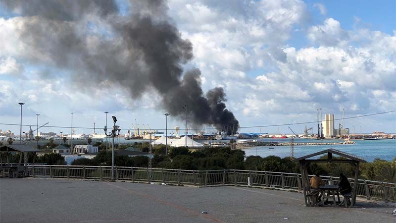 Fuerzas de Haftar reclaman la destrucci&oacute;n de un carguero de armamento turco en el puerto de Tr&iacute;poli