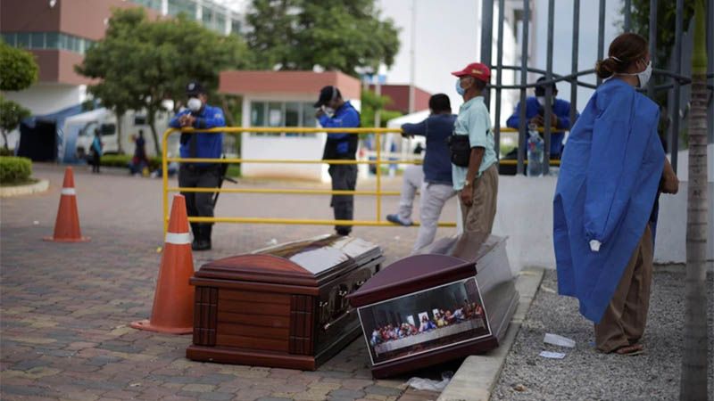Ecuador retira casi 800 cad&aacute;veres de viviendas de Guayaquil, n&uacute;cleo de la pandemia