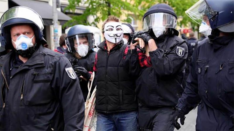 M&aacute;s de 100 detenidos en una manifestaci&oacute;n en Berl&iacute;n contra restricciones por el COVID-19