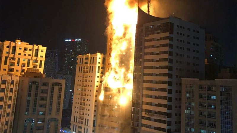 Un fuerte incendio consume un rascacielos en Emiratos &Aacute;rabes Unidos