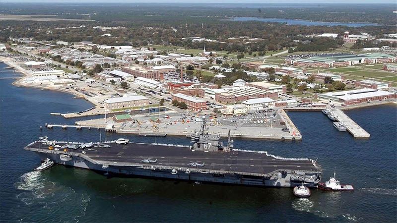 Marina de EEUU cierra una base a&eacute;rea por un tiroteo con un herido