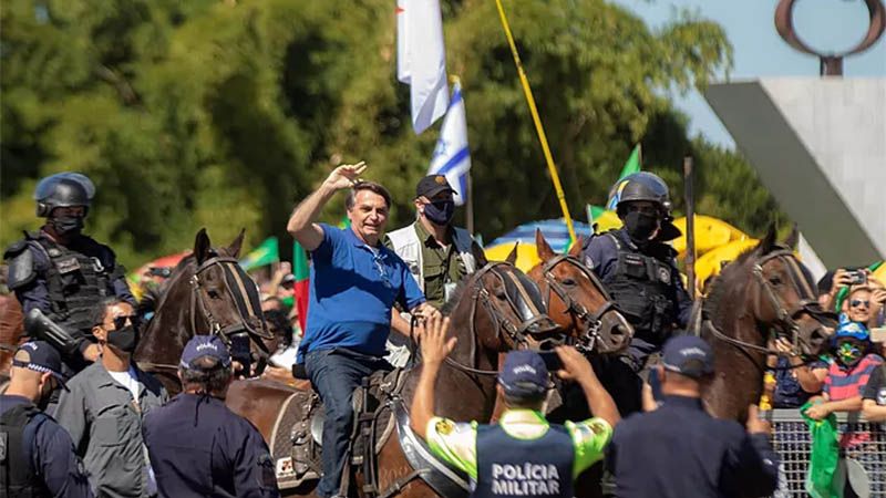 Bolsonaro se pasea a caballo entre miles de personas e ignora al COVID-19