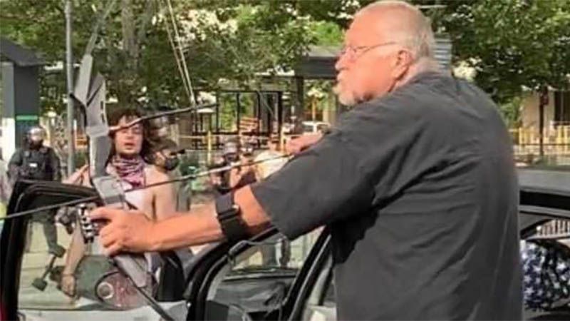 Un hombre amenaza con su arco a los manifestantes en Utah y se acaba llevando una paliza