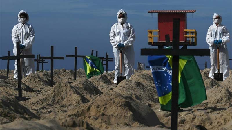 Excavan 100 tumbas en Copacabana para conmemorar a las v&iacute;ctimas del COVID-19