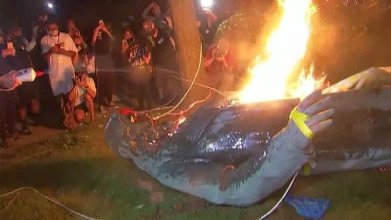 Manifestantes derriban y prenden fuego a la estatua de Albert Pike en Washington