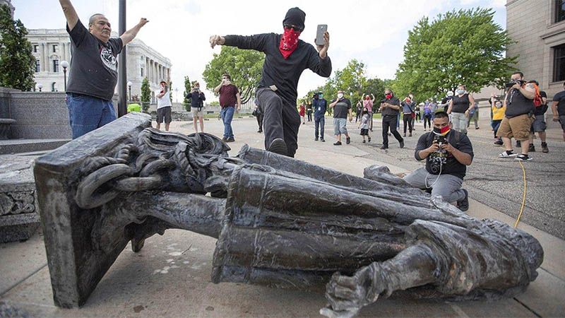 Trump asegura que en EEUU los manifestantes dejaron de destruir estatuas